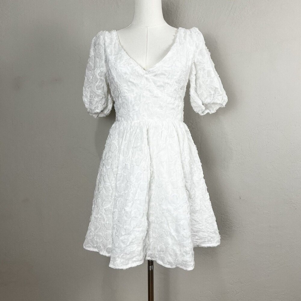 LULU’S Adorable Arrival White‎ Backless Floral Applique Mini Dress Size Medium